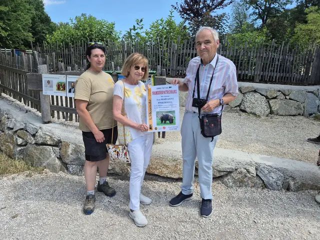 Marianne Pinkernell und ihr Gatte Gerhard präsentieren die erhaltenen Urkunden im Kreis der Gäste und der Tierpflegerin Elke Wasinger. | Foto: Herbert Stoschek