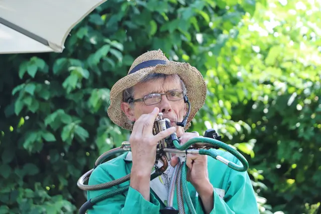 Erstaunlich, wie professionell ein Gartenschlauch mit angehängten Gießkannen klingt. Joe Hofbauer ist ein Meisterinterpret auf Instrumenten, die aus ausrangierten Gartenhütten stammen.  | Foto: Edith Ertl