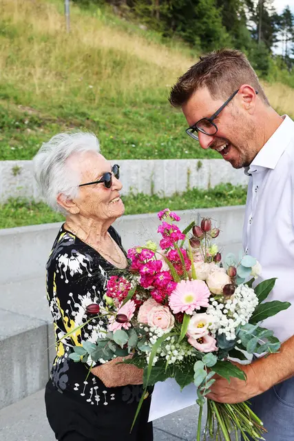 Erika Mayr wollte bei der Friedensglocke feiern. Bgm. Christian Härting gratulierte dort herzlich und mit einem Blumenstrauß zum 90. Wiegenfest. | Foto: MG Telfs/Pichler