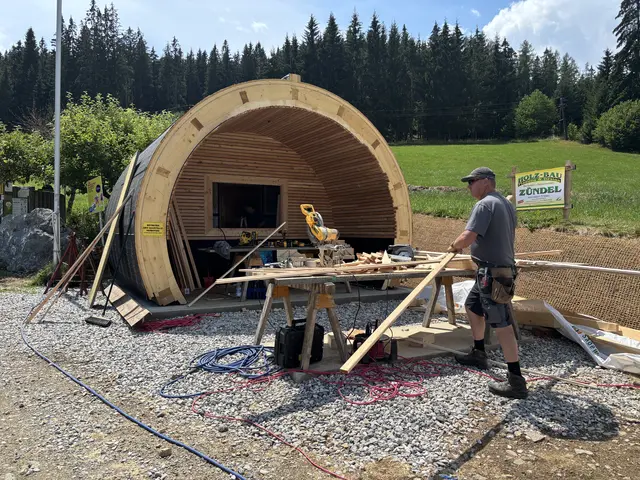 Das liegende Baumhaus bietet Besucherinnen und Besucher künftig Wissenswertes aus der Region auf einen Blick. | Foto: MeinBezirk/Angelika Kern