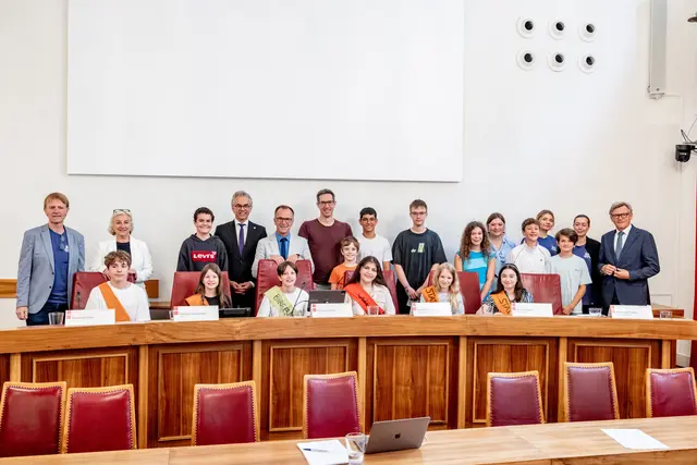 Die Kinderstadt-Regierung von Mini-Salzburg besuchte den Salzburger Gemeinderat.  | Foto: Stadt Salzburg/Wildbild