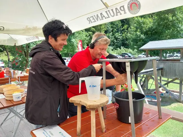 Läuft´s? Markus Feichter versuchte sich im Melken. Seine Radio-Tirol-Kollegin Patricia Graeff "quetschte" zwischenzeitlich den ORF-Moderator aus, was er denn so übers Melken weiß. | Foto: Michaela Weber