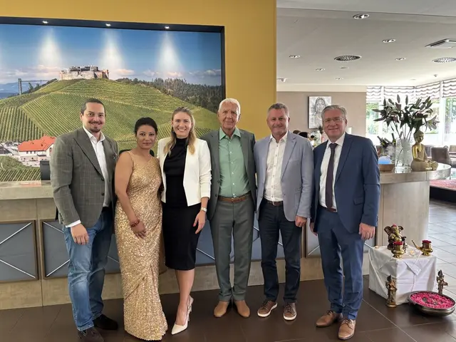 Höchst erfreut über die Wiedereröffnung des Ayurveda Hotels Die Zeit: WK-Obmann Walter Sabitzer, Ayurveda-Expertin Preeti Hoffmann, Michaela Riedl, Alfred Riedl, Landtagsabgeordneter Günter Leikam, Bürgermeister Martin Kulmer | Foto: MeinBezirk.at/Astrid Siebert
