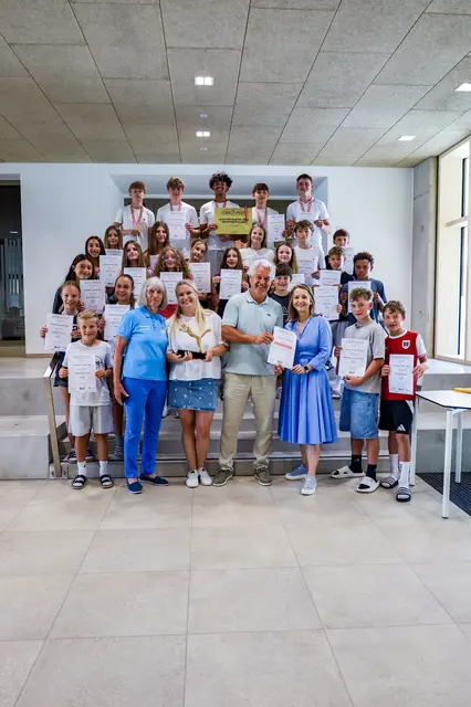 Die Schülerinnen und Schüler freuten sich über ihre Auszeichnung. | Foto: SMS Seekirchen
