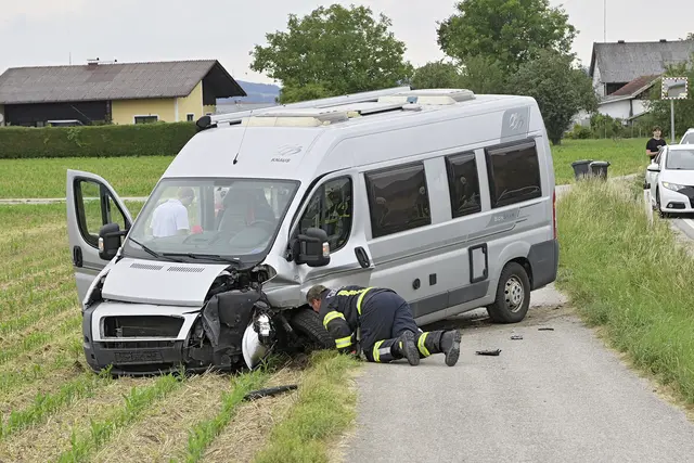 Der Wohnwagen kam nach dem Zusammenstoß von der Straße ab. | Foto: Manfred Fesl
