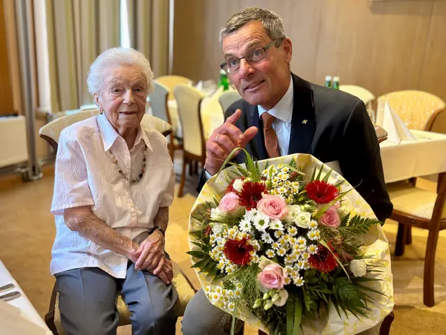 Im Auftrag der Landeshauptfrau durfte Bezirkshauptmann Grusch auch Blumen überbringen. | Foto: Markus Kahrer
