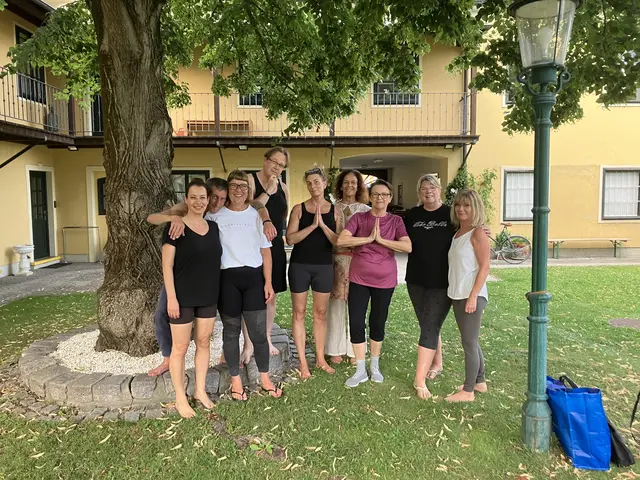 Yogalehrer Ronald Deutsch mit einigen Yoga- Teilnehmerinnen. | Foto: Franz Spehn