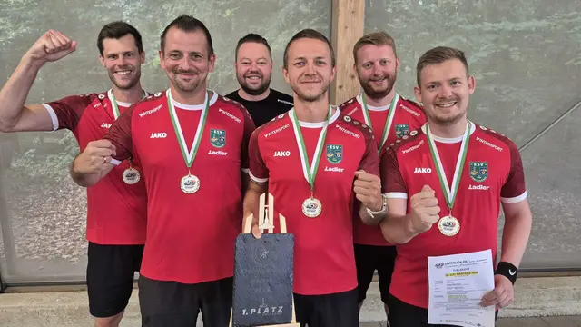 Das erfolgreiche Team bejubelt den Sieg und den Aufstieg.  | Foto: Richard Hirsch
