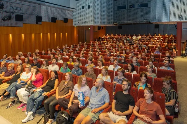 Mit einem vollen Haus feierte das Sommerkino des Teams Vielfalt seinen Auftakt. Aufgrund der Regenfälle musste die ursprünglich im Glanspitz-Park geplante Open-Air-Vorführung kurzfristig ins Filmkulturzentrum "Das Kino" verlegt werden.  | Foto: Stadt Salzburg/Wildbild/Doris Wild