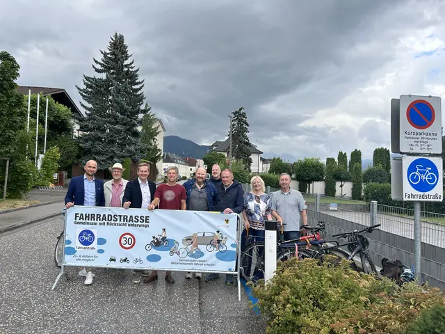 Vizebürgermeister Alexander Hauser, Rudolf Schauflinger, Bürgermeister Markus Ringhofer, Radbeauftragter Thomas Scharl, Stadtrat Norbert Ploberger, Ralf Schauflinger, Fraktionsobmann Friedrich Weiermayer, Christa Kaineder, Ferdinand Kaineder (v.li.) | Foto: Stadtgemeinde