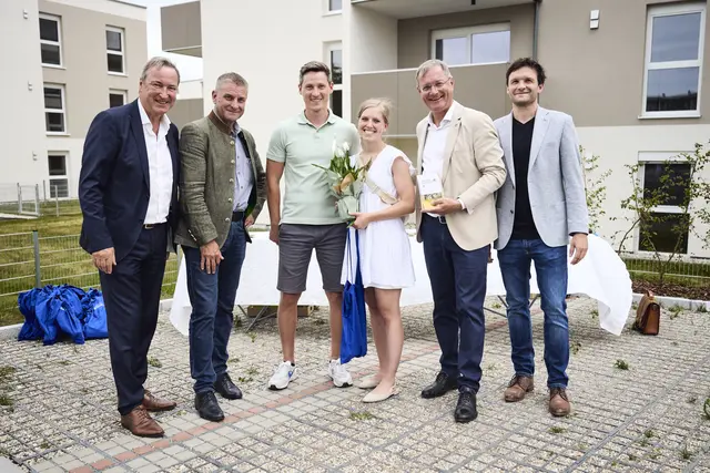 Robert Eckmair (OÖ Wohnbau Geschäftsführer), LAbg. David Schießl mit neuen Bewohnern Christoph Kaser und Anja Greil, Bürgermeister Bernhard Zwielehner und Stadtrat Christian Hilpold. | Foto: OÖ Wohnbau