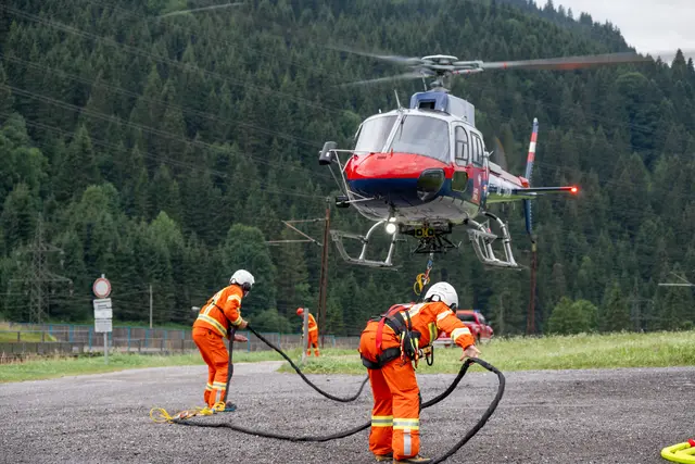 Mit Unterstützung aus der Luft konnte der Waldbrand oberhalb von Lähn-Wengle rasch unter Kontrolle gebracht werden. | Foto: SG Öffentlichkeitsarbeit BFV-Reutte
