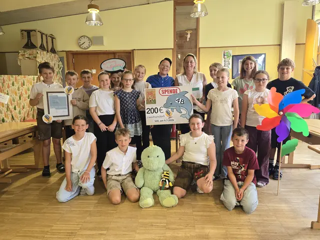 Spendenübergabe der 4b mit Lehrerin Stephanie Wiefler und Laila Wagner vom Sozialsprengel.  | Foto: Volksschule Söll
