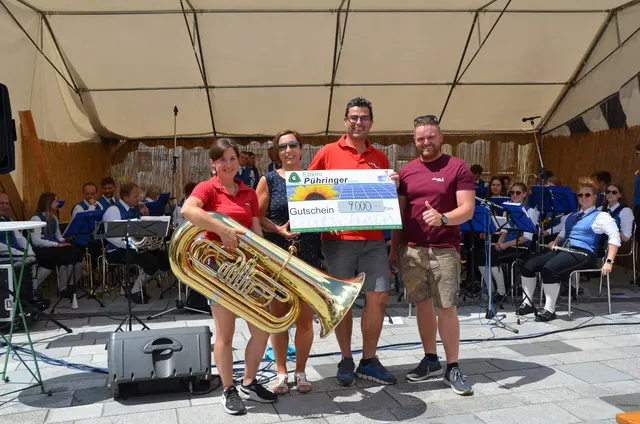 Petra und Lorenz Schmidtberger (Mitte) bei der Übergabe an Musikvereins-Obmann Leo Langeder und Kapellmeisterin Silvia Buchmayr. | Foto: Musikverein Münzbach