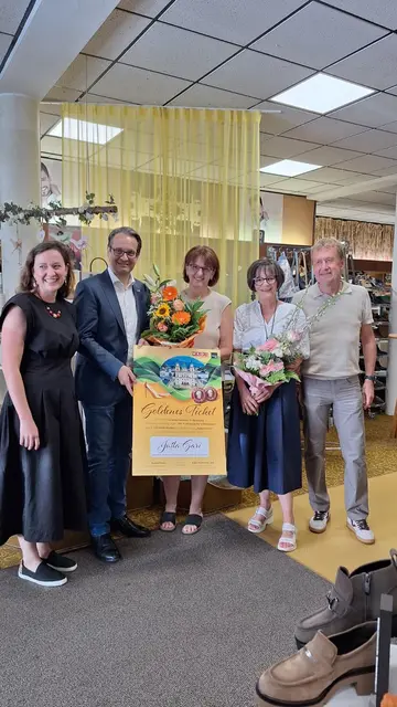 Fachgruppengeschäftsführerin Katja Hametner, Berufszweigobmann Rudolf Stolz, Gewinnerin Jutta Gari, Irene Schimmel und Dietmar Schimmel (v.l.) | Foto: Schimmel Schuhe