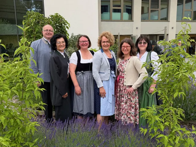 Direktor Thomas Krenn, Martina Krondorfer, Monika Schadenhofer (beide Abteilung Landwirtschaftsförderung), Bildungs-Landesrätin Christiane Teschl-Hofmeister, Eva Eichinger Kollermann (Leiterin der Abteilung Landwirtschaftsförderung) und Abteilungsvorständin Gerlinde Grossmann | Foto: Pressler