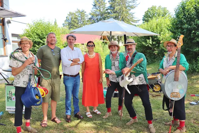 Leonard Lipburger (2.v.li), Thomas Driessen und Margit Schmiedbauer freuten sich mit Bewohnern von alpha nova über das Konzert der Floraphoniker | Foto: Edith Ertl