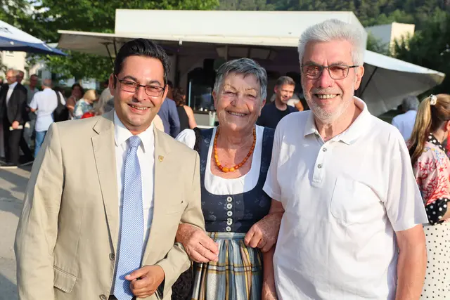 Bürgermeister Daniel Pongratz (Pottenstein) mit Josefine Böhm und Paul Gronau von der Pottensteiner Saitenmusi. | Foto: Manfred Wlasak