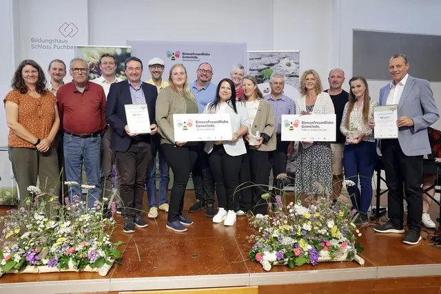 Margit Zauner, Georg Wiesinger, Herbert Krenn, Landesrat Stefan Kaineder, Bürgermeister Wilfried Kellermann, Norbert Rainer, Carina Ploch (Bienenbeauftragte), Dieter Fuchs, Judith Reiter (Bienenbeauftragte), Melanie Studener, Barbara Fischer, Vizebürgermeister Josef Thaller, Sabine Oberpeilsteiner (Bienenbeauftragte), Franz Oberpeilsteiner (Bienenbeautragter), Britta Ascher und Bürgermeister Horst Altendorfer (v. l.). | Foto: Land OÖ/Daniel Kauder