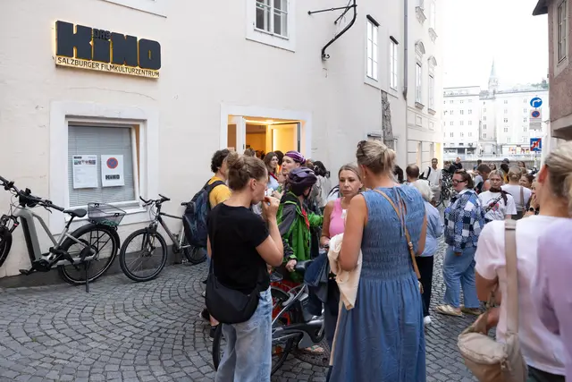Mit einem vollen Haus feierte das Sommerkino des Teams Vielfalt seinen Auftakt. Aufgrund der Regenfälle musste die ursprünglich im Glanspitz-Park geplante Open-Air-Vorführung kurzfristig ins Filmkulturzentrum "Das Kino" verlegt werden.  | Foto: Stadt Salzburg/Wildbild/Doris Wild