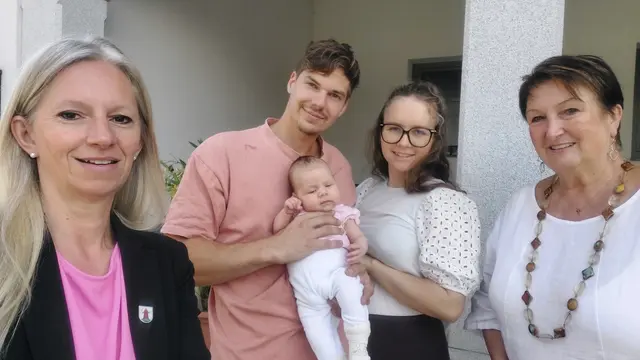 v.l.n.r.: Bgm.in Mag. (FH) Alexandra Weber, Matthias Ölzant mit Florentina Ölzant, Kerstin Müller, STR Eveline Eigenschink | Foto: Stadtgemeinde Heidenreichstein