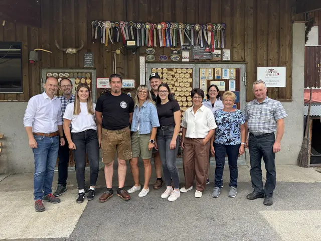 LK-Präsident Josef Hechenberger, Bezirksstellenleiter Peter Frank, Lorena, Josef, Sonja und Hannah Mangweth, Elias Illmer, Vizepräsidentin Helga Brunschmid, Ortsbäuerin Birgit Waldegger, Bezirksbäuerin Getrud Denoth und Bezirksobmann Elmar Monz. | Foto: Forgo