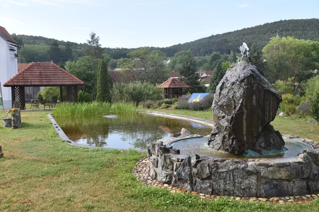 Der idyllische Teich lädt zum Verweilen ein. | Foto: MeinBezirk/Michael Strini