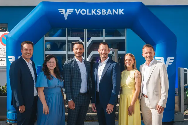 Das Team der Volksbank in Mittersill steht im neuen Beratungszentrum für alle Finanzfragen zur Verfügung. V.l.n.re.: Andreas Hochwimmer, Sandra Mayr, Manuel Empl, Filialeiter Hannes Renn, Katharina Denkmayr und Michael Gallob. | Foto: Johannes Radlwimmer