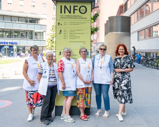 Seit 15 Jahren begleiten die LotsInnen PatientInnen, Angehörige sowie BesucherInnen am weitläufigen Klinikareal (v.li.): Lotsinnen Brigitte Peer, Monika Lesink, Helga Larcher, Angelika Gertloff, Hildegard Schönherr und Landesrätin Cornelia Hagele. | Foto: Lichtraum_Fotostudio