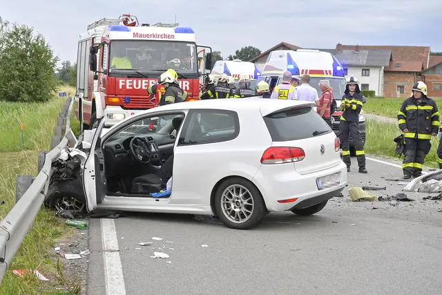 Die Feuerwehr musste die Pkw-Fahrerin aus dem Fahrzeig befreien. | Foto: Manfred Fesl