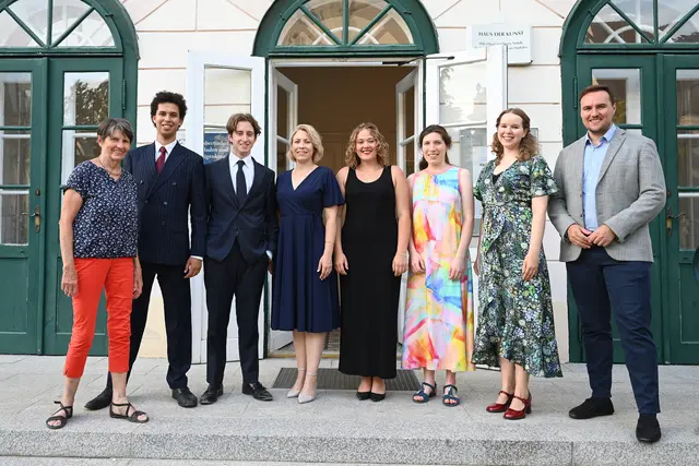 Verena Larsen und Stadtrat Michael Capek mit Anna Baek Christensen, Soleil Fröhlich, Joshua Furtade-Mendes, Caroline Gélinas, Emma Lavigne und Stefan Weidner. | Foto: 2026psb/sap
