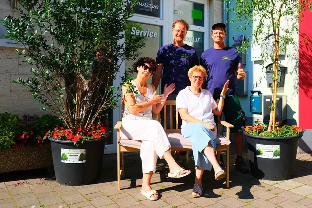 Vorne: Links Katrin Phil­ip­pitsch, rechts Margit Eder, hinten My-Garden Team  | Foto: Stadtgemeinde Hermagor