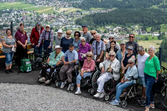 Beim Ausflug der Seniorengruppe auf den Schlosskopf gab es viel zu entdecken. Die Geselligkeit kam natürlich auch nicht zu kurz. | Foto: Karlheinz Ginther