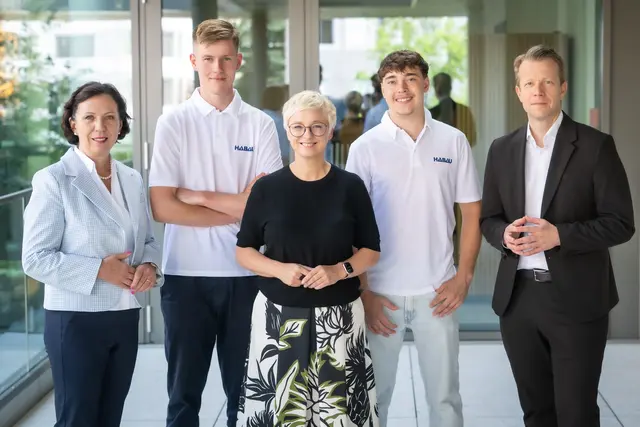 v.l. Eva Maria Rauch, Expertin für Lehrlingsentwicklung Habau Group, Samuel Debera, Hoch- und Betonbauer, WKOÖ-Präsidentin Doris Hummer, Silvester Frühwirth, Hoch- und Betonbauer, Paul Eiselsberg, IMAS International | Foto: Andreas Röbl