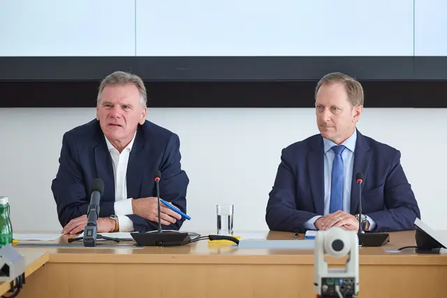 "Die letzten Monate haben einmal mehr gezeigt, wie eng internationale Entwicklungen mit der heimischen Energieversorgung verknüpft sind", so die beiden E-Control-Vorstände Strebl (li.) und Haber.