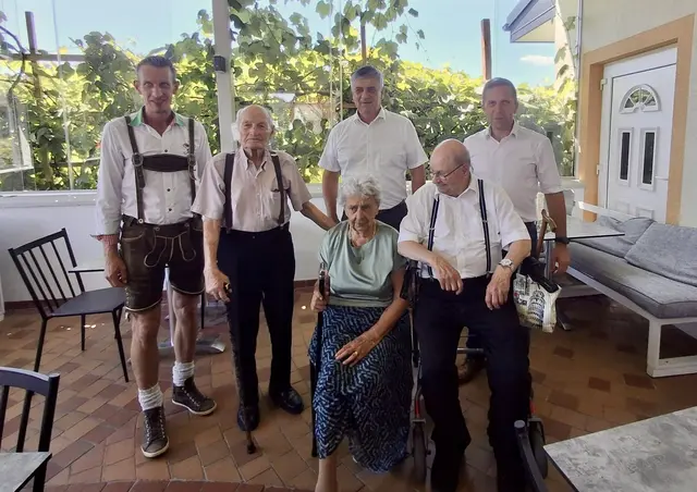 Eine Gruppe Menschen ist abgebildet.