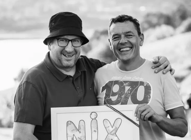 Hubert Künstl (links) und Horst Jernej bei dessen 55. Geburtstag im vergangenen Jahr. Die Aufnahme erinnert an glückliche gemeinsame Zeiten. | Foto: Privat