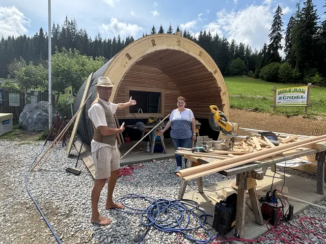 Karl Wenzel und Karin Schäffer präsentieren stolz ihre neuestes Projekt am Romantischen Bründlweg am Pogusch: das liegende Baumhaus. | Foto: MeinBezirk/Angelika Kern