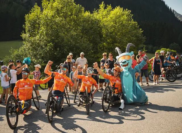 Strahlender Sonnenschein, begeisterte Fans und ein gemeinsamer Jubelmoment mit dem Tour-Maskottchen. | Foto: TVB Tiroler Oberland