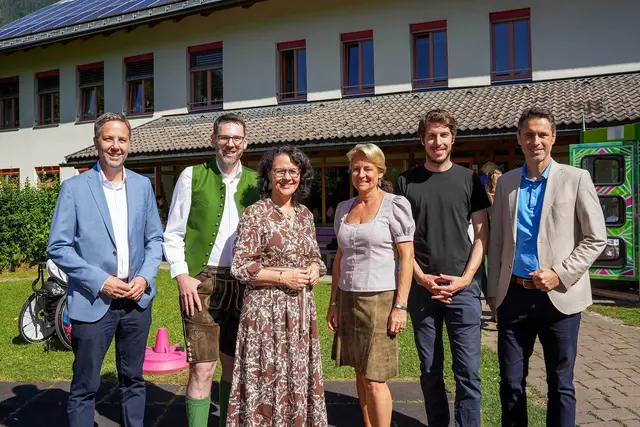 Thomas Maierhofer (GF Salzburg Wohnbau) , Florian Juritsch (Bürgermeister), LR Daniela Gutschi , Michaela Plank (Volksschuldirektorin) , Robert Stockklauser (Architekt Bergwerkarchitekten ZT GmbH) , Georg Grundbichler (GF Salzburg Wohnbau) | Foto: Salzburg Wohnbau/Kröll