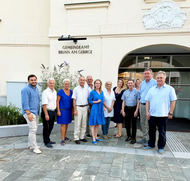 Gruppenfoto bei der ersten Sitzung des neuen Musikschulverbandes mit gfGR Dieter Zelber (Brunn), Bürgermeister Johann Zeiner (Maria Enzersdorf), Vizebürgermeisterin Johanna Riedl (Hinterbrühl), Bürgermeister Andreas Linhart (Brunn), gfGR Robert Rattenschlager (Wienerwald), Vizebürgermeisterin Michaela Haidvogel (Maria Enzersdorf), gfGR Elisabeth Chiba (Gaaden), Bürgermeisterin Corine Sicher (Hinterbrühl), Christian Riegelsperger (Standortkoordinator Hinterbrühl, Musikschule), gfGr Karin Höss (Wienerwald), Bürgermeister Anton Jerzer (Gaaden), Wolfgang Weißensteiner (Musikschul-Direktor). | Foto: Marktgemeinde Maria Enzersdorf
