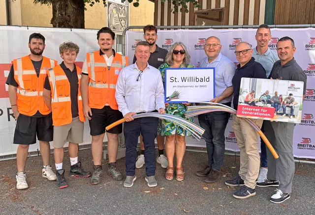 V. l.: Dennis Soos, Simon Honeder, Andrej Andricic (alle 3 Strabag),Thomas Matthey (GF BBOÖ), Maximilian Sobocinski (STRABAG), Birgit Peham-Riedelsberger (VBGM St. Willibald), Bürgermeister Helmut Haslinger, Martin Wachutka (GF BBOÖ), Michael Kovacs (BBOÖ), Volker Dobringer (BBOÖ). | Foto: BBOÖ