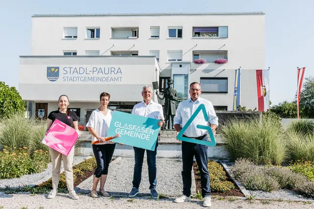 V.l.n.r.: Jennifer Gajic (Magenta Telekom), Kerstin Heider (Stadtgemeinde Stadl-Paura), Bürgermeister Christian Popp (Stadtgemeinde Stadl-Paura), Jürgen Münzner (Alpen Glasfaser). | Foto: Alpen Glasfaser/ Markus Hanetseder
