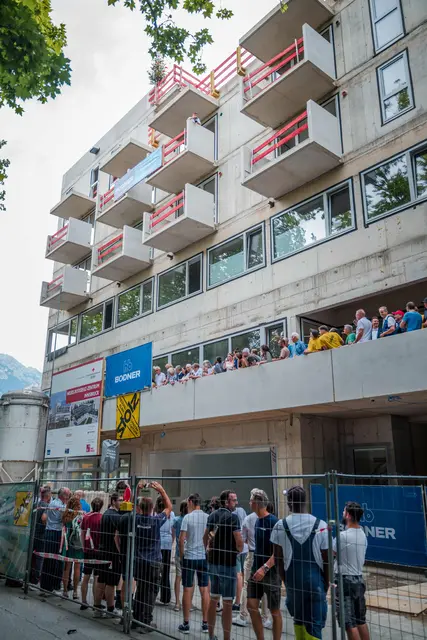 Die geladenen Gäste der Firstfeier warfen einen ersten Blick auf den fertiggestellten Rohbau. | Foto: Bernhard Stolz/Rotes Kreuz Innsbruck