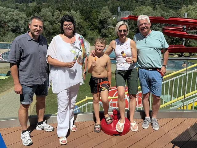Helga Ahrer und Johann Marak bei der Eisverteilaktion im Freibad Niklasdorf. | Foto: SPÖ BO Leoben