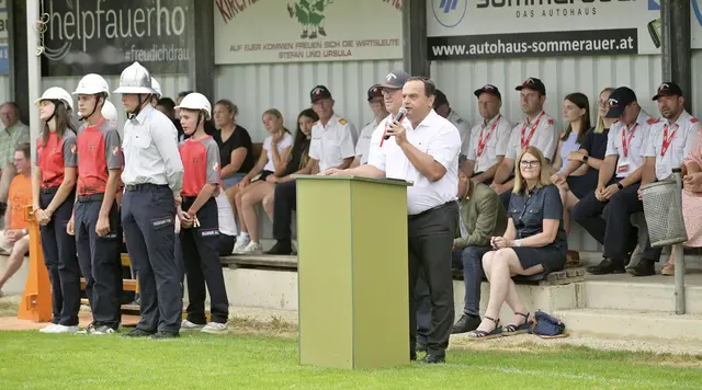 Burgkirchens Bürgermeister Albert Troppmair heißt die jungen Feuerwehrler willkommen. | Foto: Manfred Fesl