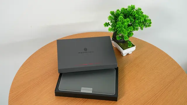 In einer schlichten Box, die durch die Schriftzüge aufgelockert wird, befindet sich das brandneue REDMAGIC ASTRA 2 Gaming Tablet.