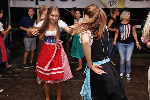 Sei dabei und feiere mit, beim Hallwanger Waldfest. 