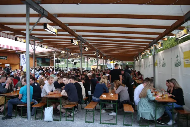 Auch am frühen Abend lohnt sich ein Besuch beim Hallwanger Waldfest. 