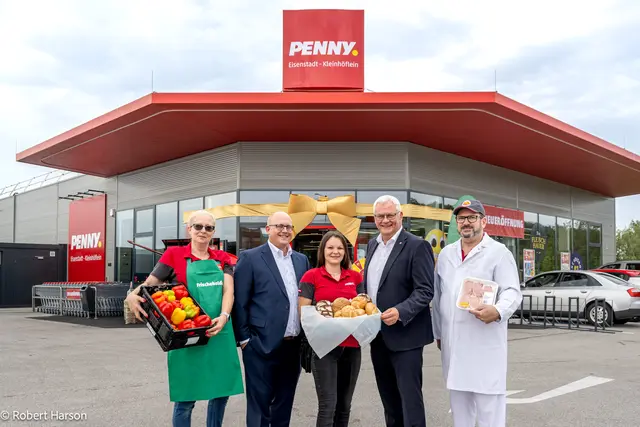 Bürgermeister Thomas Steiner mit dem PENNY Team vor der neuen Filiale. (v.l.n.r. PENNY Frischeheldin Filialleiterin Sonja Alfons, Bürgermeister Thomas Steiner und Fleischhauer Gyula Tancsics) | Foto: PENNY / Robert Harson